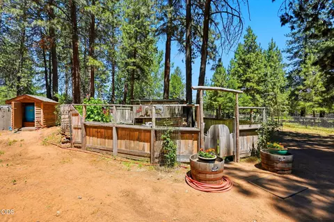 Exterior - 19184 Baker Rd, Bend, OR 97702 photo 17 of 21
