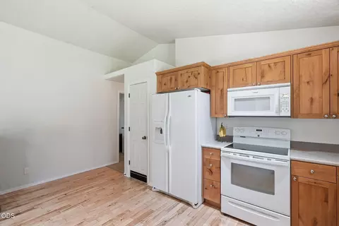 Kitchen - 19184 Baker Rd, Bend, OR 97702 photo 3 of 3