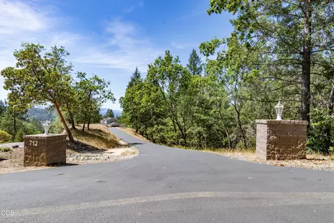 712 Colleen Ct, Grants Pass, OR 97527
