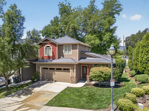 198 Rivers Edge Dr, Gold Hill, OR 97525