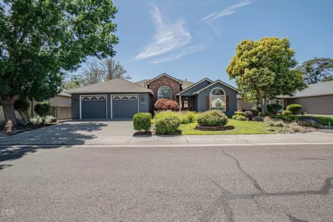 499 Ridgeway Ave, Central Point, OR 97502