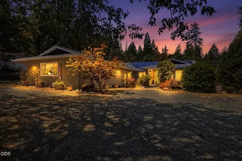 287 Surrey Dr, Grants Pass, OR 97526