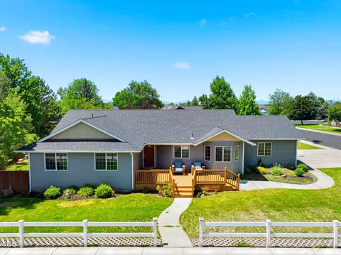 2541 NW 15th St, Redmond, OR 97756