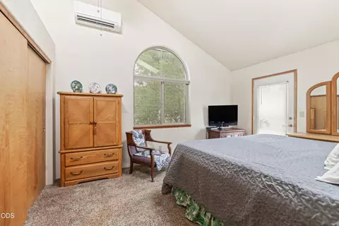 Bedroom - 65230 94th St, Bend, OR 97703 photo 2 of 4