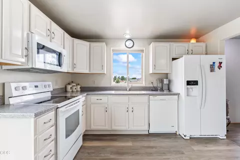 Kitchen - 65230 94th St, Bend, OR 97703 photo 2 of 3