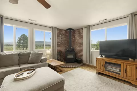 Living - 48850 Sycan Rd, Beatty, OR 97621 photo 2 of 5