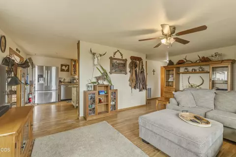 Living - 48850 Sycan Rd, Beatty, OR 97621 photo 4 of 5