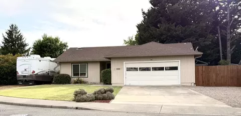 1002 Angler Ln, Grants Pass, OR 97527