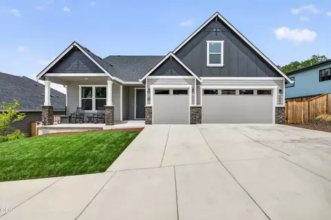 327 Arrowhead Trl, Eagle Point, OR 97524