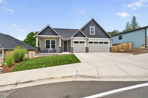 Exterior - 327 Arrowhead Trl, Eagle Point, OR 97524 photo 2 of 7