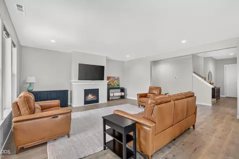 Living - 327 Arrowhead Trl, Eagle Point, OR 97524 photo 1 of 1