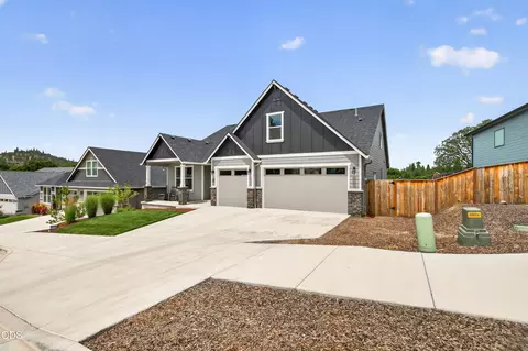 Exterior - 327 Arrowhead Trl, Eagle Point, OR 97524 photo 3 of 7