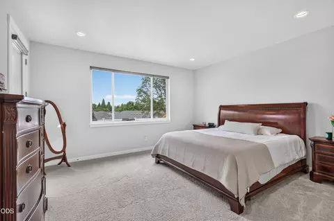 Bedroom - 327 Arrowhead Trl, Eagle Point, OR 97524 photo 1 of 5