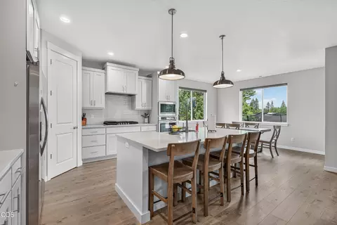 Kitchen - 327 Arrowhead Trl, Eagle Point, OR 97524 photo 5 of 5