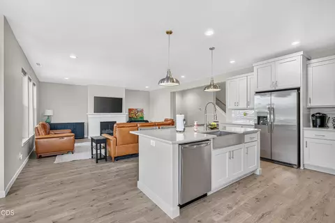 Kitchen - 327 Arrowhead Trl, Eagle Point, OR 97524 photo 1 of 5