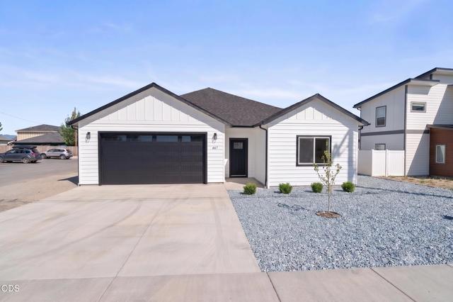 467 Arnos St, Talent, OR 97540