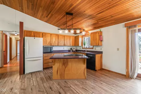 Kitchen - 64543 Mcgrath Rd, Bend, OR 97701 photo 1 of 2