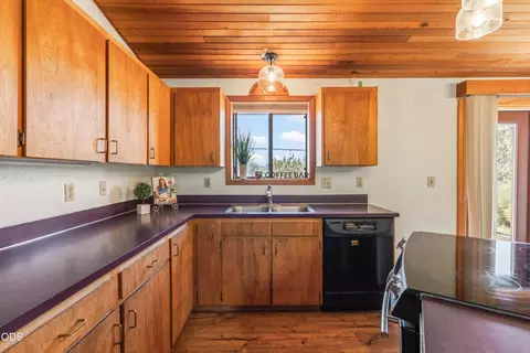 Kitchen - 64543 Mcgrath Rd, Bend, OR 97701 photo 2 of 2