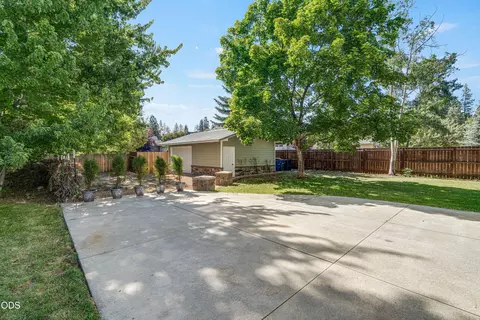 Exterior - 20001 Mcclellan Rd, Bend, OR 97702 photo 6 of 12