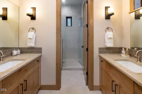 Bath - 56370 Fireglass Loop #179, Bend, OR 97707 photo 3 of 6