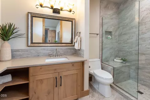 Bath - 56370 Fireglass Loop #179, Bend, OR 97707 photo 4 of 6
