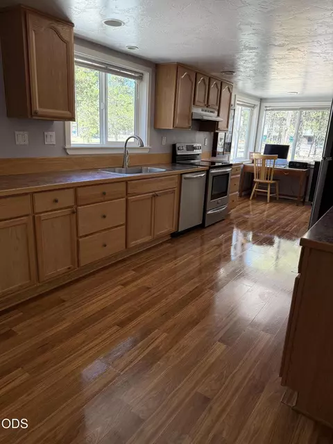 Kitchen - 52505 Pine Dr, La Pine, OR 97739 photo 2 of 2