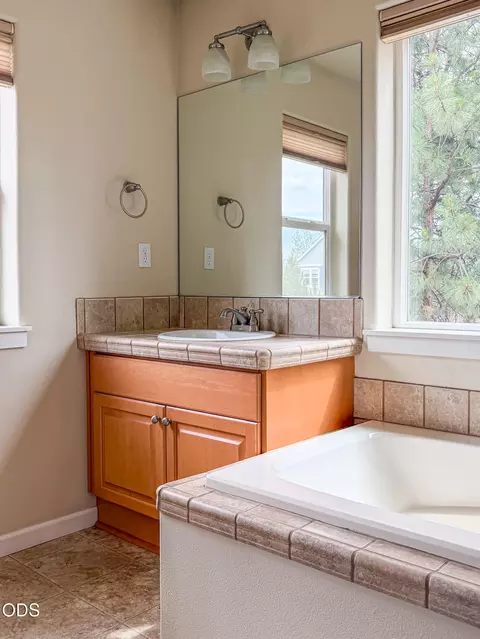 Bath - 61506 Tall Tree Ct, Bend, OR 97702 photo 2 of 7