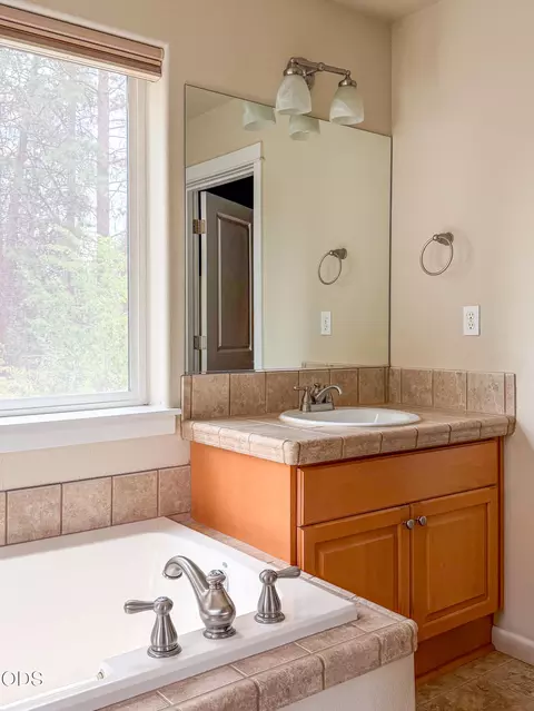 Bath - 61506 Tall Tree Ct, Bend, OR 97702 photo 3 of 7