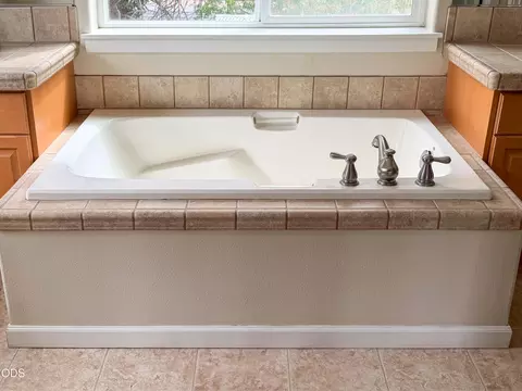 Bath - 61506 Tall Tree Ct, Bend, OR 97702 photo 4 of 7