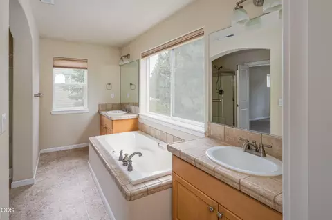 Bath - 61506 Tall Tree Ct, Bend, OR 97702 photo 5 of 7