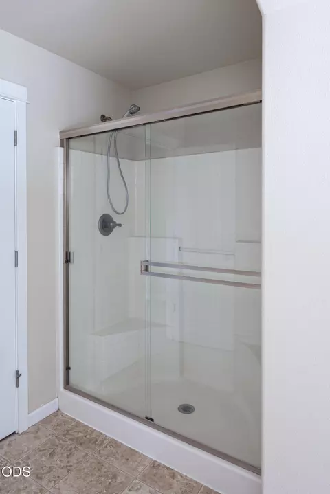 Bath - 61506 Tall Tree Ct, Bend, OR 97702 photo 6 of 7