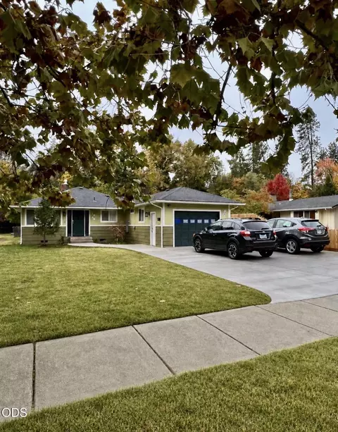 1024 NW Hawthorne Ave, Grants Pass, OR 97526