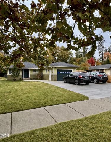 1024 NW Hawthorne Ave, Grants Pass, OR 97526