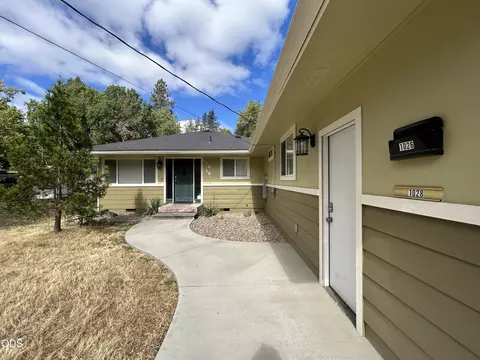 1024 NW Hawthorne Ave, Grants Pass, OR 97526
