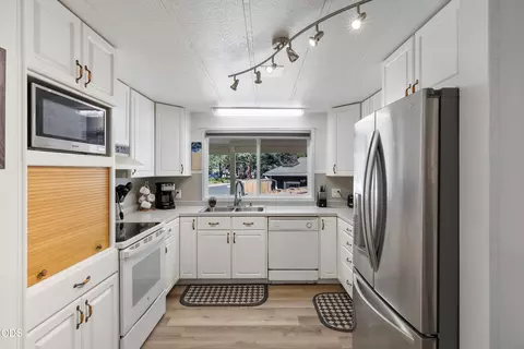 Kitchen - 60944 Mcmullin Dr, Bend, OR 97702 photo 1 of 1