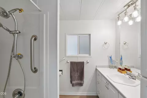 Bath - 60944 Mcmullin Dr, Bend, OR 97702 photo 1 of 2