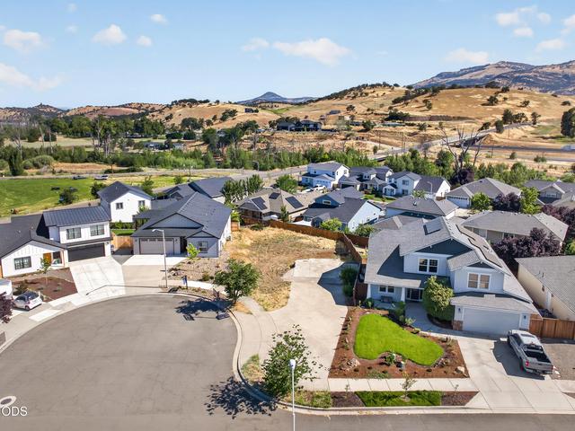 139 Willow Springs Dr, Talent, OR 97540