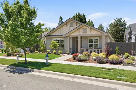 566 Canterwood Dr, Medford, OR 97504