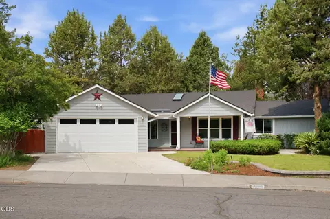 1105 SE Palmwood Ct, Bend, OR 97702