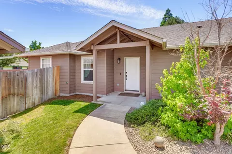 1003 SE Grandview Ave, Grants Pass, OR 97527