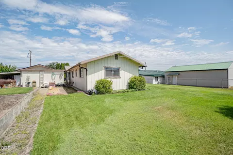 Exterior - 6181 Thistle Ln, Central Point, OR 97502 photo 5 of 7