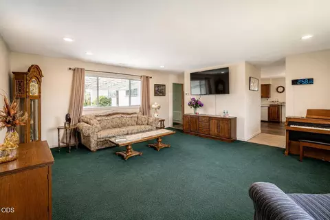 Living - 6181 Thistle Ln, Central Point, OR 97502 photo 1 of 1