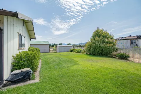 Exterior - 6181 Thistle Ln, Central Point, OR 97502 photo 4 of 7