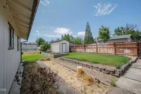 Exterior - 6181 Thistle Ln, Central Point, OR 97502 photo 3 of 7