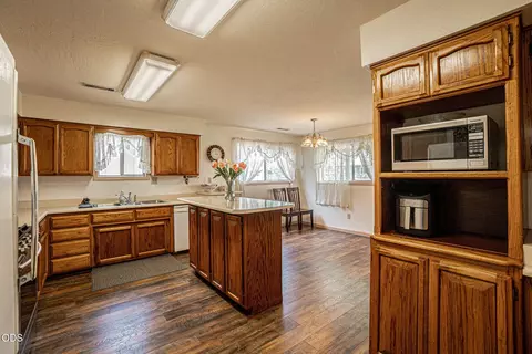 Kitchen - 6181 Thistle Ln, Central Point, OR 97502 photo 1 of 4