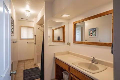 Bath - 6181 Thistle Ln, Central Point, OR 97502 photo 1 of 2