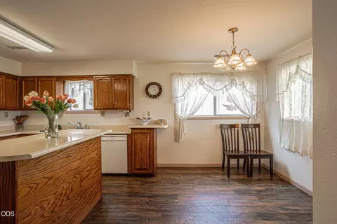 Kitchen - 6181 Thistle Ln, Central Point, OR 97502 photo 2 of 4