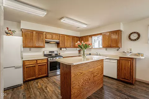 Kitchen - 6181 Thistle Ln, Central Point, OR 97502 photo 3 of 4