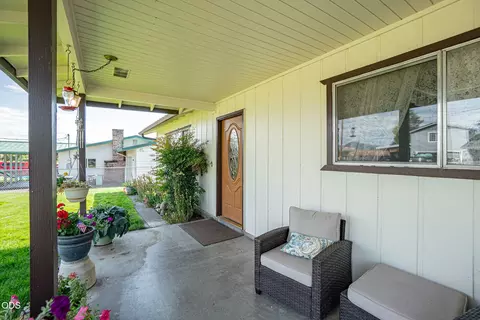 Exterior - 6181 Thistle Ln, Central Point, OR 97502 photo 2 of 7
