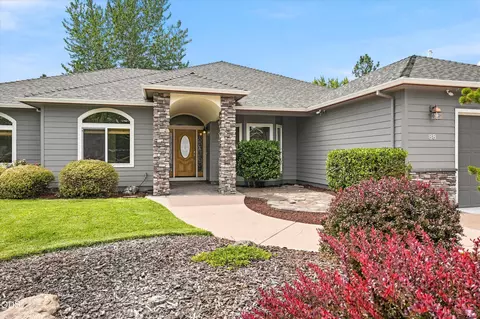 88 Pineridge Ln, Eagle Point, OR 97524